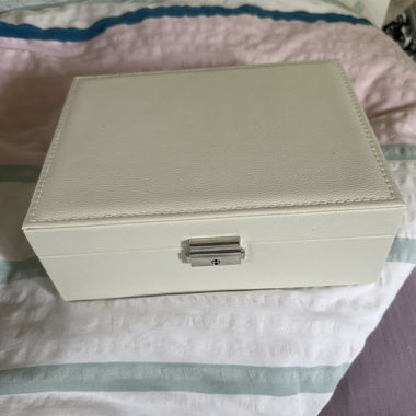 Boîte à bijoux beige