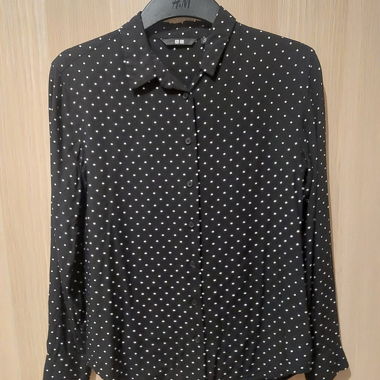 Camicia nera a pois bianchi Uniqlo