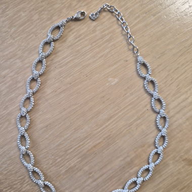 Kette mit Kristallen