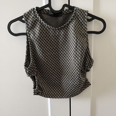 Grauschwarzes ärmelloses Top