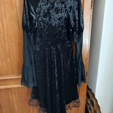 Robe noire en velours avec dentelle