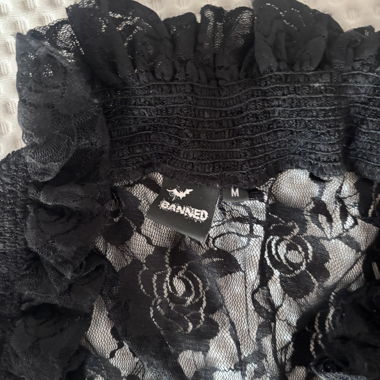 Top con balze in pizzo nero camicetta goth