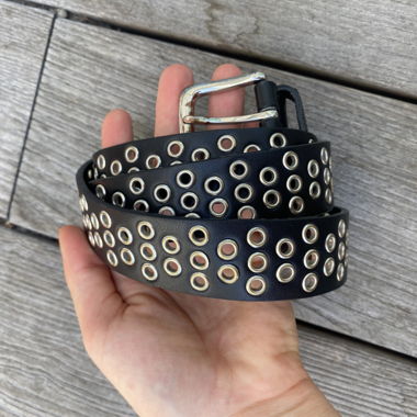 Schwarzer Gürtel aus Leder mit Ösen