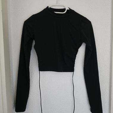 Top corto nero a maniche lunghe