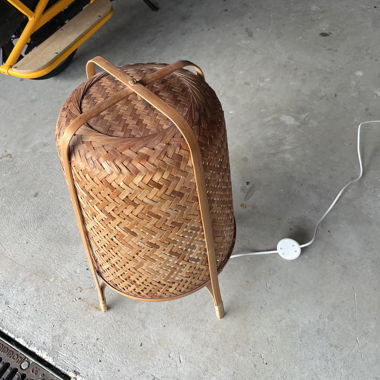 Lampe sur pied en rotin tressé
