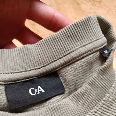 C & A Sweater M