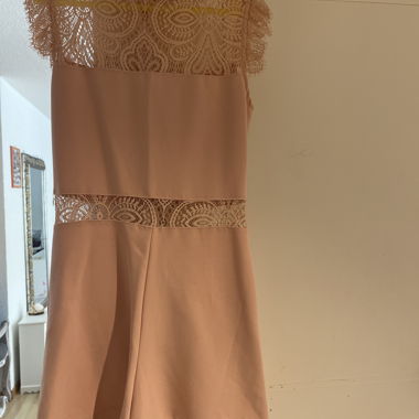 Rosafarbenes Spitzenkleid