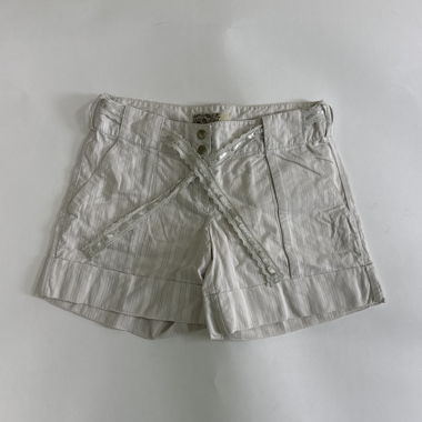 Beige Shorts mit Spitzenbesatz