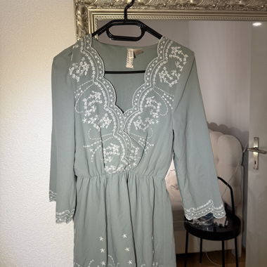 Grünes Kleid mit Stickereien