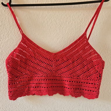 Rotes gehäkeltes Crop-Top