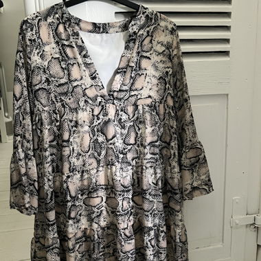Vestito con stampa serpente