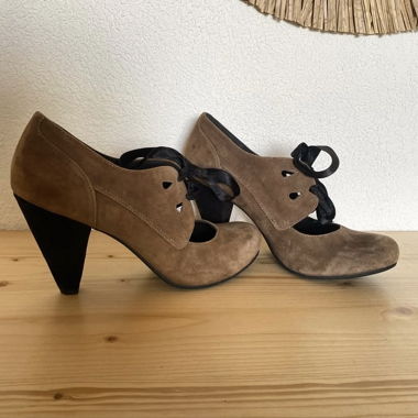 chaussures à talons brunes