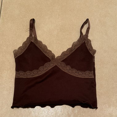 Braunes Crop Top mit Rüschchen