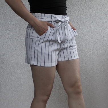Shorts weiss mit grauen Streifen