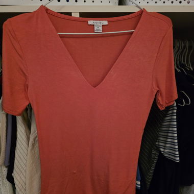 T-shirt AMISU rosso con scollo a V