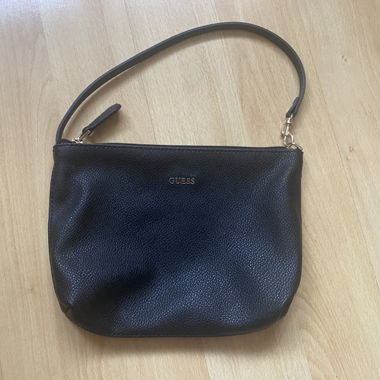 GUESS Umhängetasche schwarz