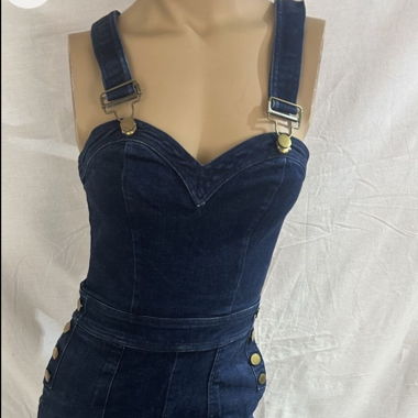 Combinaison en jean bleu foncé avec boutons dorés