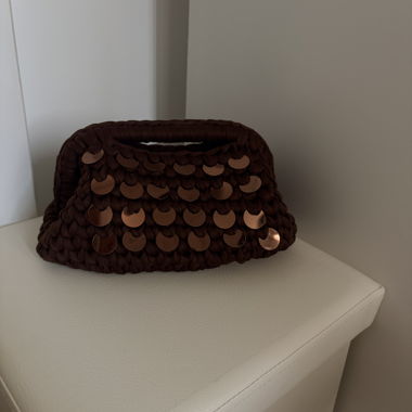 Sac en crochet marron avec des paillettes