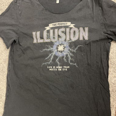 T-shirt noir "The Perfect Illusion"
