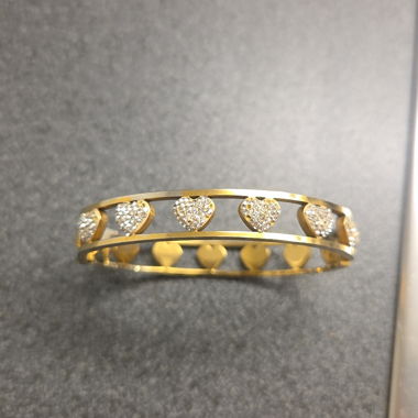 Bracelet doré en forme de cœur avec pierres scintillantes