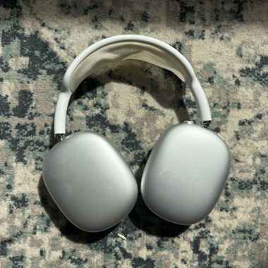 white apple airpods max
