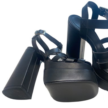 Stylisch hohe Sandalen 