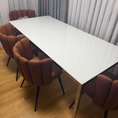 Table à manger blanche avec pieds argentés