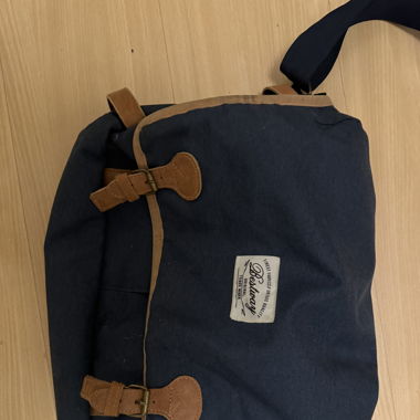 Blaue Computertasche zum Umhängen