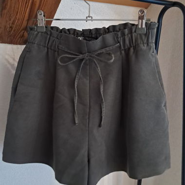 Grüner Shorts