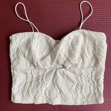 Weisses Crop Top mit Traegern
