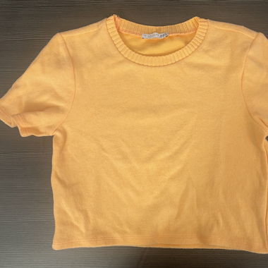Kurzes oranges Shirt