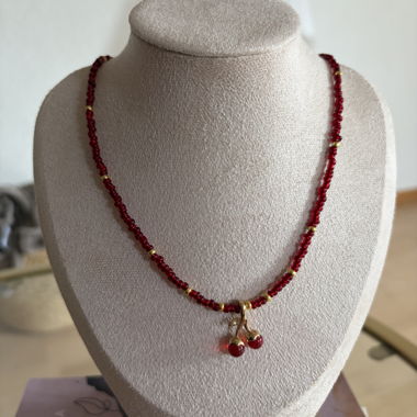 Rote Perlenkette mit Anhänger