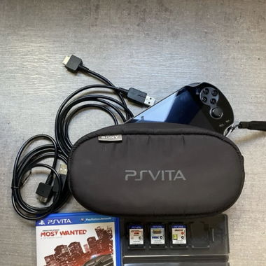PSVita PCH1004, mit4Spielen, Ladegeräten und Hülle