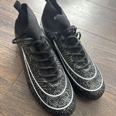 Schwarze Fussballschuhe