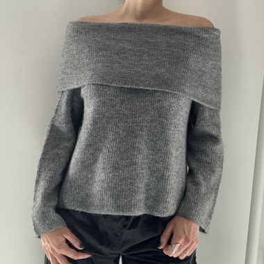 Pull gris à épaules dénudées 