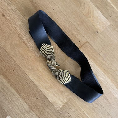 Schwarzer Ledergürtel mit goldfarbener Zierschliesse im Vintage-Stil