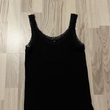schwarzes Tanktop mit Verziehrung