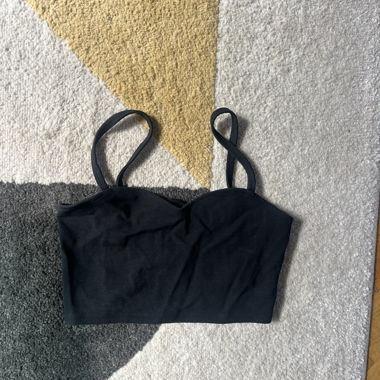 Crop top noir dos nus