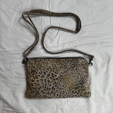 Borsa a tracolla in pelle motivo leopardo