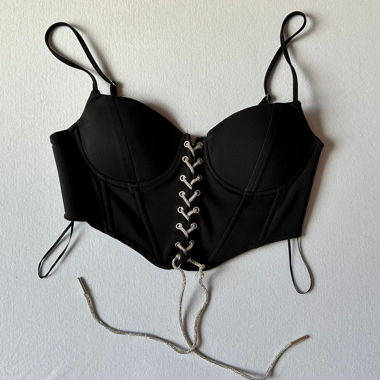 Top nero con paillettes e lacci