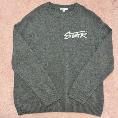 Pull gris discret avec imprimé étoiles