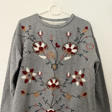 Sweatshirt with embroidered flowers