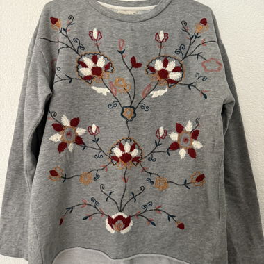 Sweatshirt with embroidered flowers