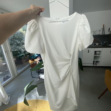 Robe à manches bouffantes blanches