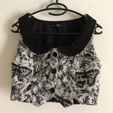 Gilet bianco e nero con fiori e farfalle