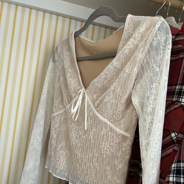 Blouse en dentelle avec encolure en V