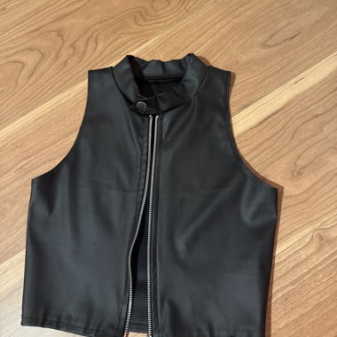 Top nero elegante effetto pelle