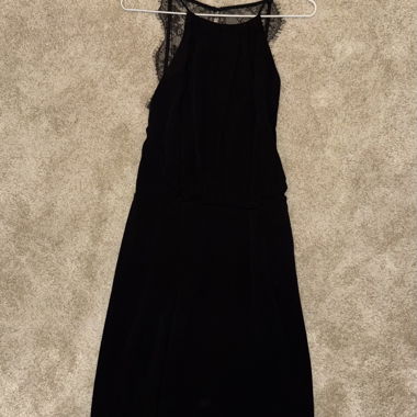 Kleid mit Rückenauschnitt