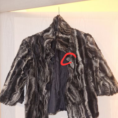 Manteau court en fausse fourrure.