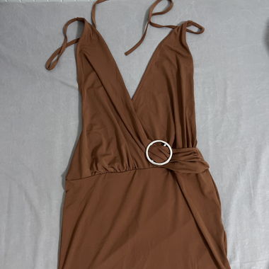 Vestito corto marrone con scollo a V